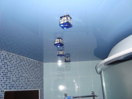 Натяжные потолки в ванной